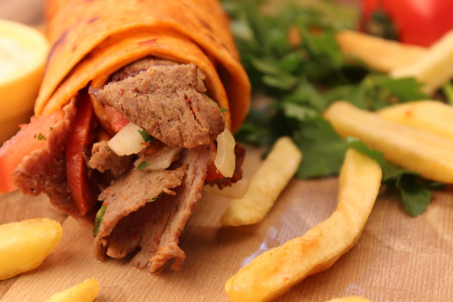 Döner mit Pommes, beispielhaft angerichtet